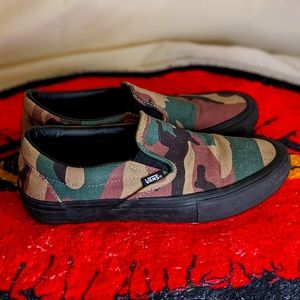 Men's 6.5 women's 8 Vans black and camo canvas slip ons